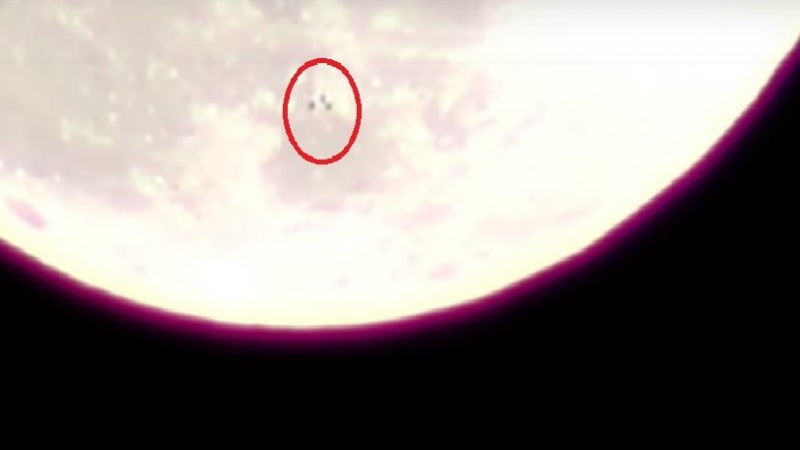 Η στιγμή που τρία UFO πετούν μπροστά από τη Σελήνη (vid)
